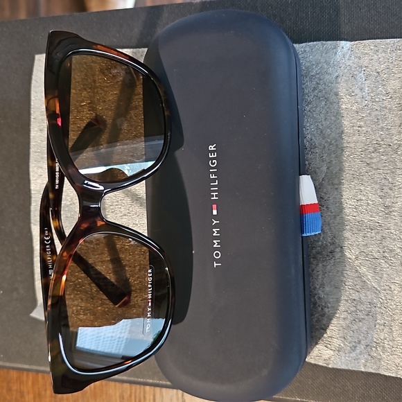 Tommy Hilfiger NWOT tortoise sunglasses Gorgeous! - Picture 2 of 6